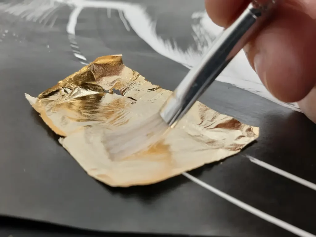 application de feuille d'or dans l'atelier de christine guichard